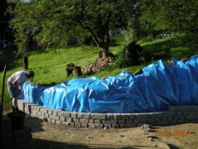 die Mauer  wächst.JPG